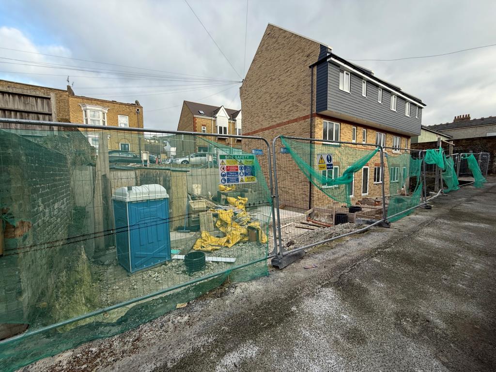 Lot: 85 - PLANNING FOR A PAIR OF SEMI-DETACHED HOUSES - View of site from Booth Place